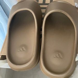 YEEZY SLIDES CORE SZ 8 MEN